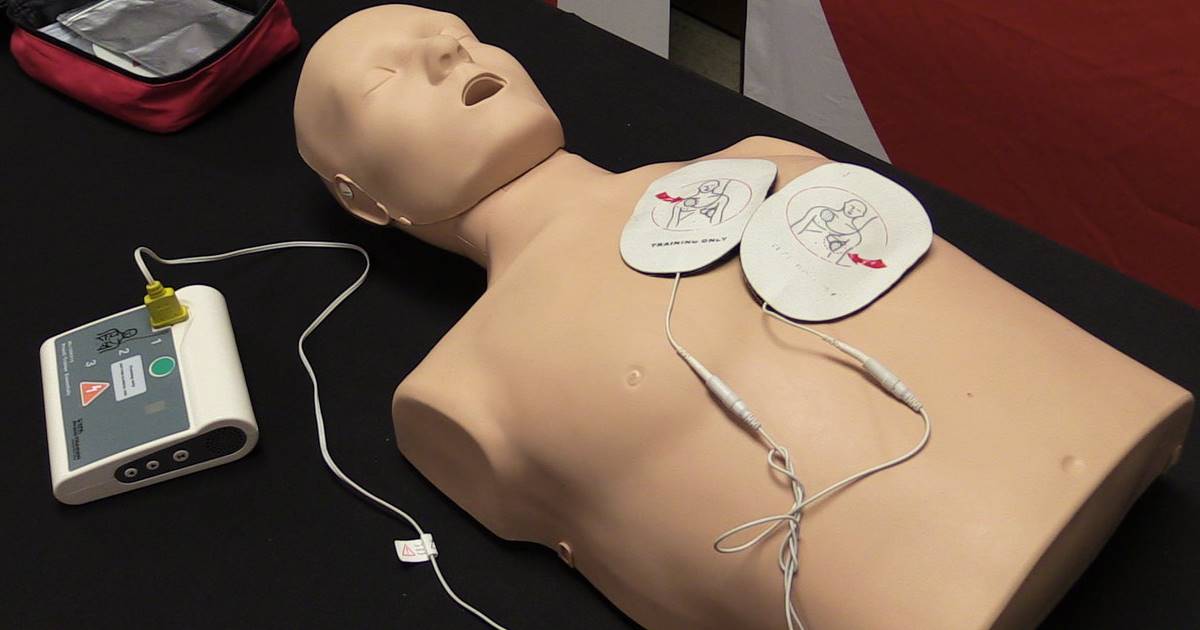 Instruire pentru utilizarea unui defibrilator extern automat efectuată pe un manechin