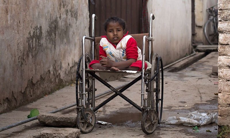 copil paralizat poliomielita